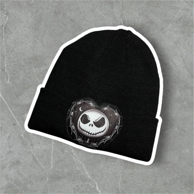 Gorro preto de malha com padrão bordado de rosto num coração cinzento sobre fundo cinzento