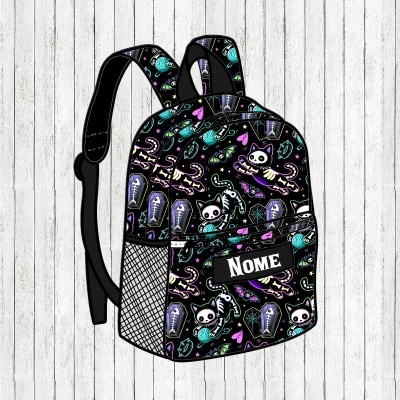 Mochila preta com padrão colorido de caveiras e esqueletos e palavra NOME na frente