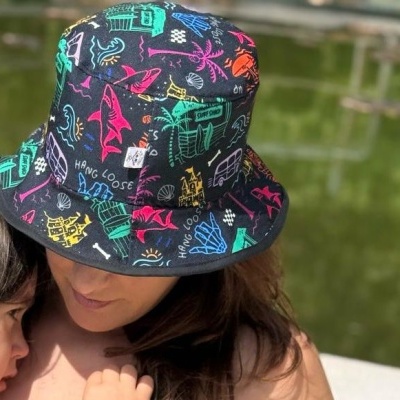 Chapéu tipo balde preto com padrões coloridos marinhos