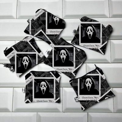 Sacolas pequenas negras com máscara Ghostface e texto Ghostface '96