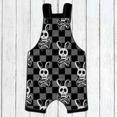 Macacão de criança preto e cinzento com padrão de caveiras e ossos em forma de coelho