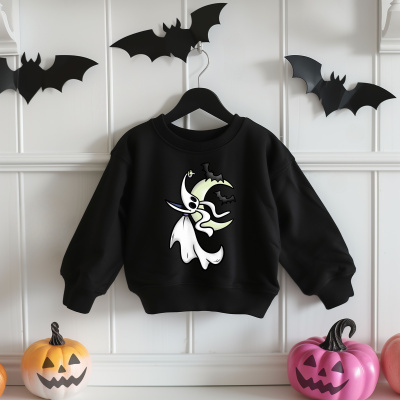 Sweatshirt preta com estampa de fantasma e morcegos pendurada na parede com abóboras decorativas