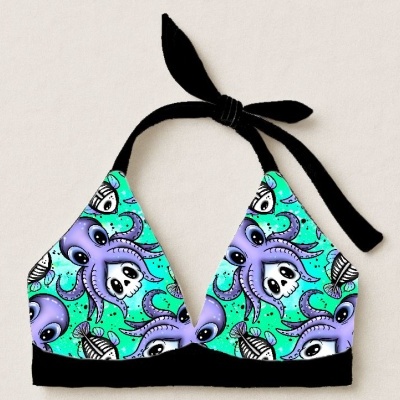 Top de bikini com padrão de polvos roxos, caveiras e peixes