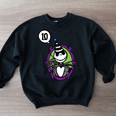 Camisola preta com estampa de esqueleto sorridente com chapéu de festa colorido