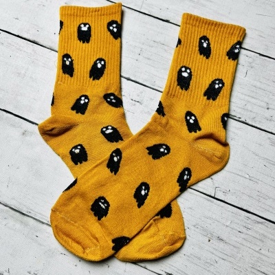 Meias amarelas com fantasmas pretos