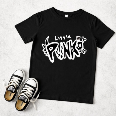 T-shirt preta infantil com estampa Little Punks e ténis pretos com atacadores brancos