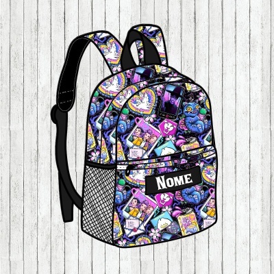 Mochila colorida com padrão animado e etiqueta 'NOME'
