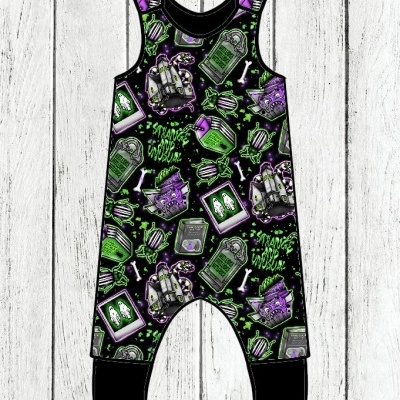 Macacão bebé colorido sem mangas com padrões de caveiras e lápides