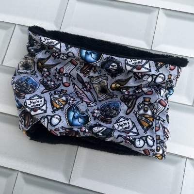 Cachecol tubular com padrão colorido e interior preto felpudo