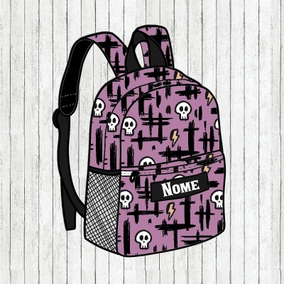 Mochila roxa com padrão de caveiras e raios, bolso frontal com etiqueta NOME