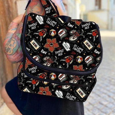 Mochila preta com padrão colorido e textos em fundo urbano