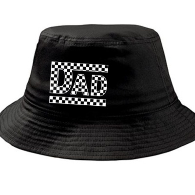 Chapéu tipo pescador preto com letras 'DAD' em padrão quadriculado