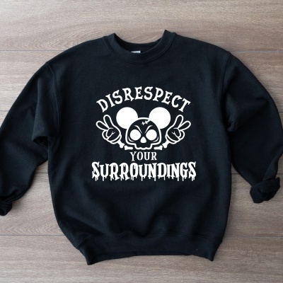 Sweatshirt preta com estampa branca de rato caveira e texto DISRESPECT YOUR SURROUNDINGS
