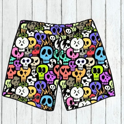 Calções coloridos com padrão de caveiras e figuras em várias cores