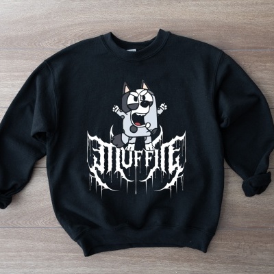 Sweatshirt preta com estampado de cão animado e texto em branco