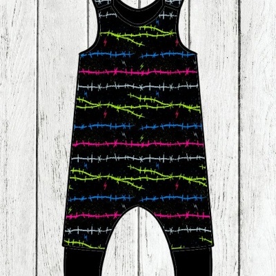 Macacão bebé preto com padrão de arame colorido e punhos pretos