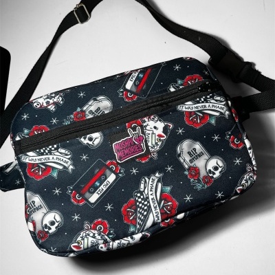 Bolsa tiracolo preta com padrão colorido e fecho de correr preto