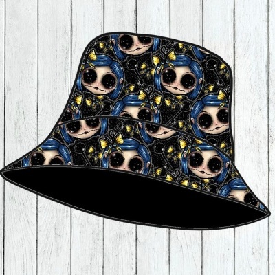 Chapéu tipo pescador com padrão de boneca olhos grandes e borboletas amarelas