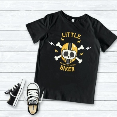 T-shirt preta infantil com estampa de capacete de motociclista e par de ténis pretos e brancos