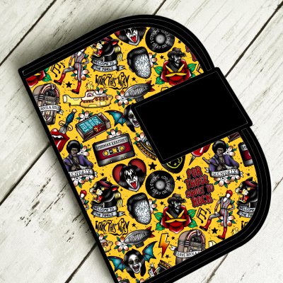 Capa protetora colorida com padrão de rock sobre fundo amarelo