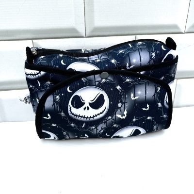 Necessaire preta com padrão de caveiras e aranhas em branco