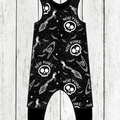 Macacão preto para bebé com estampado branco de caveiras, aranhas, morcegos e texto MINI PUNKS