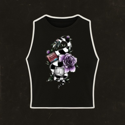 Top preto com estampa colorida de bola de futebol, rosa lilás e tigre.