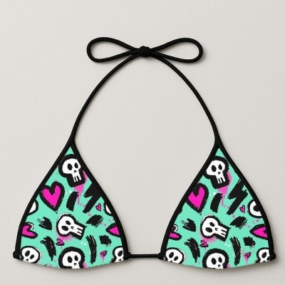 Top bikini triangular com padrão colorido de caveiras e corações