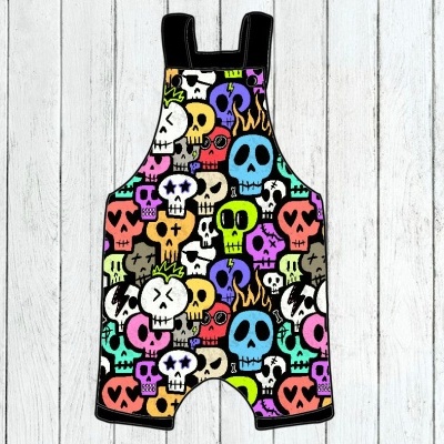 Macacão de bebé com padrão de caveiras coloridas e presilhas pretas