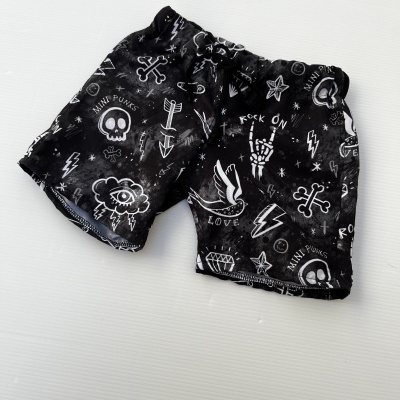 Calções pretos com padrões brancos variados e texto 'MINI PUNKS' e 'LOVE'