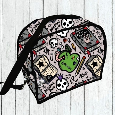 Mochila colorida com estampado de caveiras, maçã, livros e texto
