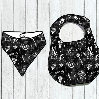 Conjunto de dois babetes para bebé com padrão rock preto e branco