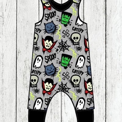 Macacão cinzento para bebé com estampados de Halloween e textos