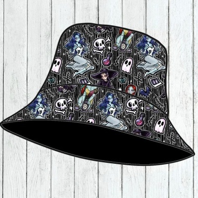 Chapéu tipo pescador com padrão colorido de personagens e elementos em fundo riscado preto e branco