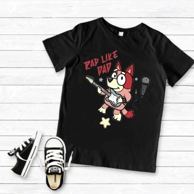 Camiseta preta com estampa colorida e sapatos infantis pretos com branco ao lado