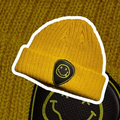 Gorro amarelo de malha com bordado de rosto sorridente