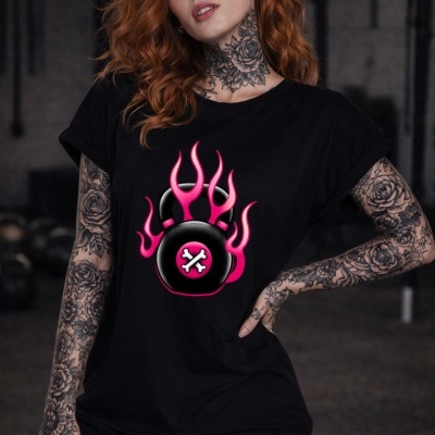 T-shirt preta com kettlebell e chamas cor-de-rosa