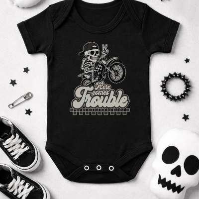 Body preto para bebé com estampa de esqueleto em mota e texto Here comes Trouble