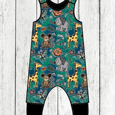 Macacão para bebé com padrão de animais da selva em verde e preto