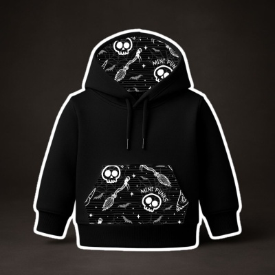 Sweatshirt preta com capuz decorado com caveiras e texto MINI PUNK