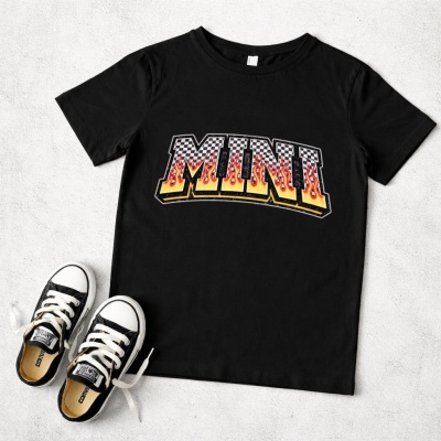 T-shirt preta com estampa MINN e ténis pretos com branco ao lado