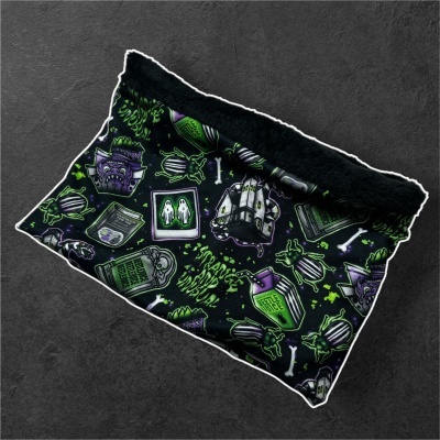 Cachecol tubular preto com padrão verde, roxo e branco, incluindo fantasmas, besouros e texto 'BEETLE JUICE'.