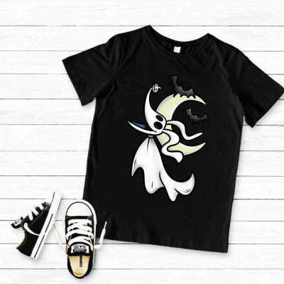 T-shirt preta com desenho de fantasma, lua e morcegos
