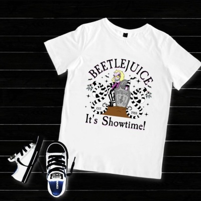 T-shirt branca com estampado colorido de Beetlejuice e sapatos pretos e brancos