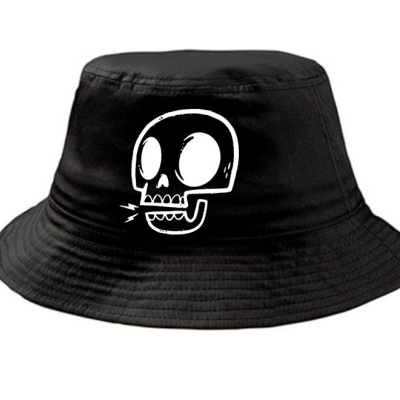 Chapéu bucket preto com caveira branca estilizada