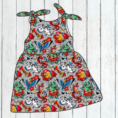 Vestido infantil cinzento com estampados coloridos de sapos, cães e peixes