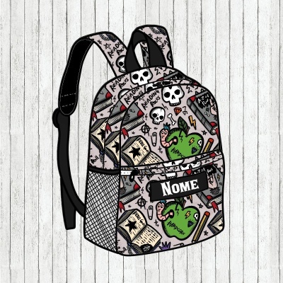 Mochila com padrão de caveiras, cadernos e coração verde com minhoca