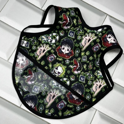 Babete colorido para criança com estampado de personagens e bolso plástico