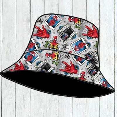 Chapéu bucket com padrão colorido do Homem-Aranha e elementos relacionados sobre fundo cinzento