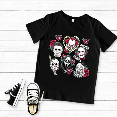 T-shirt preta com personagens de terror e ténis converse pretos e brancos